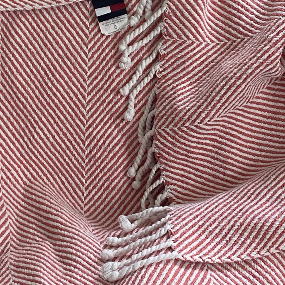 Tommy Hilfiger throw 52 x 60 dusty red/ white chevron with rope fringe